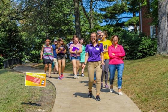 Photo of a Chatham University student giving a tour to a group of people on 欧洲杯官方投注网站